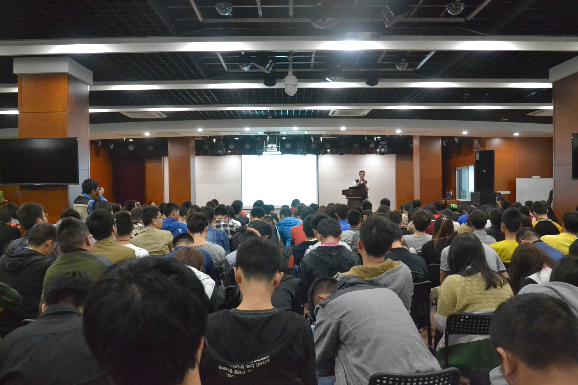 给高校大学生上课